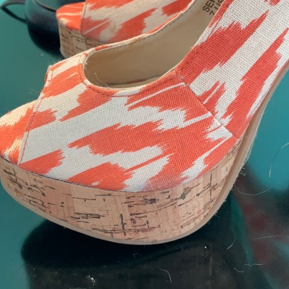 EUC Size 7 Orange animal print tiger platforms.  Shoedazzle. Cork - Picture 8 of 10